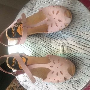 These are almost  new, pale pink Swedish Hasbeens